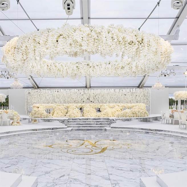 百萬朵玫瑰布置超豪華婚禮 尼日利亞女首富之子娶妻 百萬朵玫瑰布置超豪華婚禮 尼日利亞女首富之子娶妻