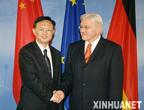 1月22日,在德國首都柏林,中國外交部長楊潔篪(左)與德國外長施泰因邁爾舉行雙邊會晤前共同會見新聞記者。當日,中國外交部長楊潔篪抵達柏林出席伊朗核問題六方會談。