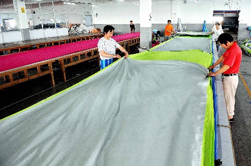 5月22日,紹興上虞一家制傘企業(yè)員工趕制救災(zāi)帳篷。 汶川大地震后,浙江省紹興市接到對口扶貧單位四川省廣元市急需帳篷的緊急求助。當(dāng)?shù)?家骨干制傘企業(yè)立即轉(zhuǎn)產(chǎn),緊急加班生產(chǎn)帳篷。目前,首批8000頂救災(zāi)帳篷已裝車啟運(yùn)。 新華社發(fā)(袁云 攝)