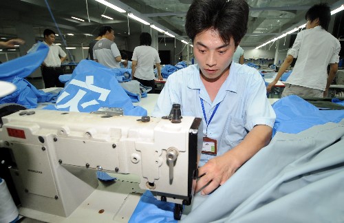 浙江萬頂帳篷送災(zāi)區(qū) 5月22日,浙江省德清縣泰普森休閑用品有限公司來自四川綿陽的員工左宗勤在加班加點(diǎn)趕制帳篷。 連日來,浙江帳篷生產(chǎn)企業(yè)加班加點(diǎn)生產(chǎn)救災(zāi)帳篷,支援地震災(zāi)區(qū)。到目前為止,浙江已有11000多頂帳篷發(fā)往災(zāi)區(qū)。 新華社記者王定昶攝