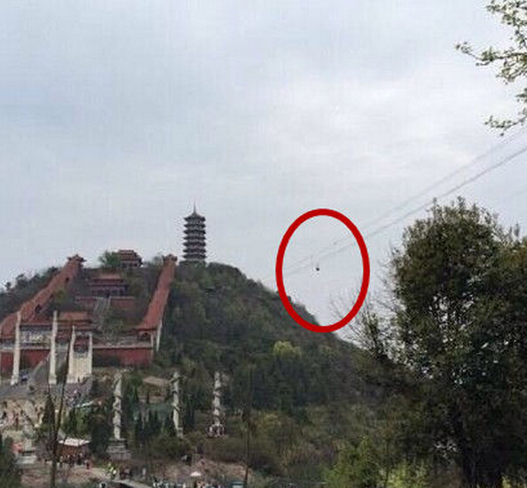 大冶一游客乘坐高空索道時被卡 從百米高空墜亡 大冶一游客乘坐高空索道時被卡 從百米高空墜亡