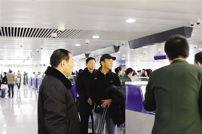 葛某某在便衣的陪同下辦理入境手續(xù)