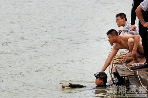 ��܇��ˮŮ����ǰ���һ�̌�Ů������܇�⣨�D��