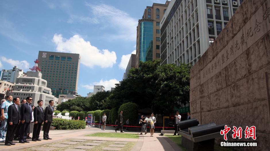 7月7日,臺(tái)灣當(dāng)局領(lǐng)導(dǎo)人馬英九在臺(tái)北出席“抗戰(zhàn)勝利暨臺(tái)灣光復(fù)紀(jì)念特展”開(kāi)幕式。 7月7日,臺(tái)灣當(dāng)局領(lǐng)導(dǎo)人馬英九在臺(tái)北出席“抗戰(zhàn)勝利暨臺(tái)灣光復(fù)紀(jì)念特展”開(kāi)幕式。