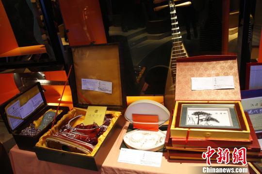 杭州臺(tái)商婦聯(lián)愛(ài)心義賣(mài)呼吁關(guān)注“來(lái)自星星的孩子”