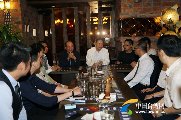 國(guó)臺(tái)辦主任張志軍與在渝臺(tái)灣青年代表茶敘 國(guó)臺(tái)辦主任張志軍與在渝臺(tái)灣青年代表茶敘