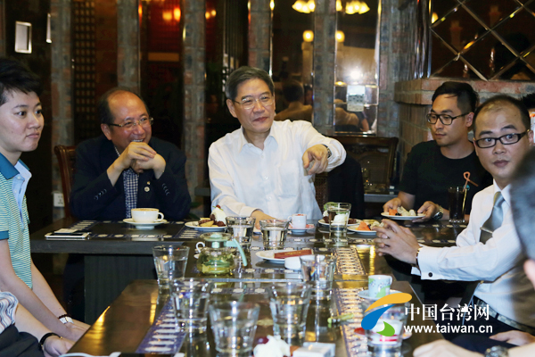 國(guó)臺(tái)辦主任張志軍與在渝臺(tái)灣青年代表茶敘 國(guó)臺(tái)辦主任張志軍與在渝臺(tái)灣青年代表茶敘