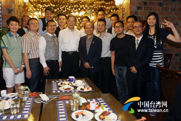 國(guó)臺(tái)辦主任張志軍與在渝臺(tái)灣青年代表茶敘 國(guó)臺(tái)辦主任張志軍與在渝臺(tái)灣青年代表茶敘