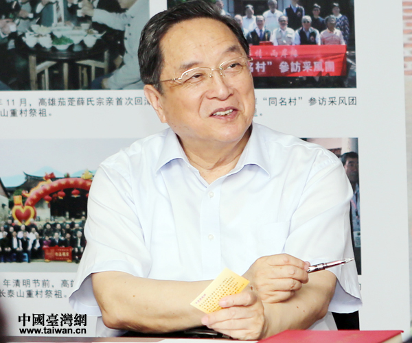 �����ڏB�T�к���^�ླྀ��Ժǰ���ϯ�ɰ���ͬ���������B�ġ��������