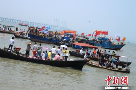 逾萬(wàn)民眾福建石獅齊鬧端午 閩臺(tái)對(duì)渡海上潑水引鄉(xiāng)愁 逾萬(wàn)民眾福建石獅齊鬧端午 閩臺(tái)對(duì)渡海上潑水引鄉(xiāng)愁