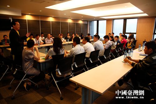 兩岸學(xué)子認(rèn)真聽(tīng)取臺(tái)商創(chuàng)業(yè)之路詳解。(中國(guó)臺(tái)灣網(wǎng) 吳知音 攝) 兩岸學(xué)子認(rèn)真聽(tīng)取臺(tái)商創(chuàng)業(yè)之路詳解。(中國(guó)臺(tái)灣網(wǎng) 吳知音 攝)