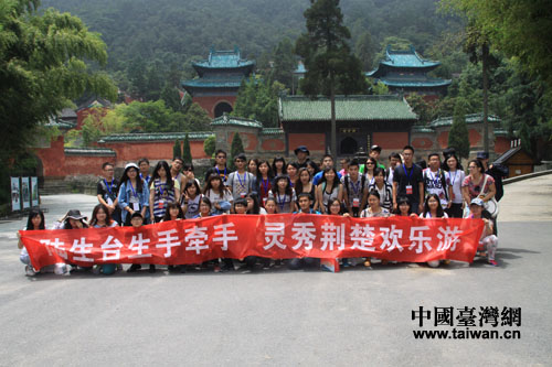 兩岸同學在武當山下合影 兩岸同學在武當山下合影