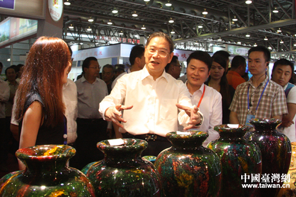 張志軍參觀合肥臺(tái)灣名品博覽會(huì)與臺(tái)灣青年聊創(chuàng)業(yè) 張志軍參觀合肥臺(tái)灣名品博覽會(huì)與臺(tái)灣青年聊創(chuàng)業(yè)