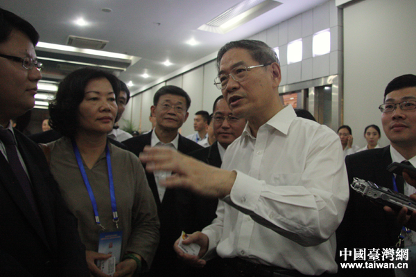 張志軍參觀合肥臺(tái)灣名品博覽會(huì)與臺(tái)灣青年聊創(chuàng)業(yè) 張志軍參觀合肥臺(tái)灣名品博覽會(huì)與臺(tái)灣青年聊創(chuàng)業(yè)