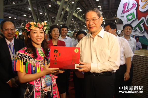 張志軍參觀合肥臺(tái)灣名品博覽會(huì)與臺(tái)灣青年聊創(chuàng)業(yè) 張志軍參觀合肥臺(tái)灣名品博覽會(huì)與臺(tái)灣青年聊創(chuàng)業(yè)