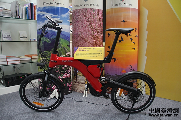 充電5小時(shí)可走80公里的智慧輔助動(dòng)力自行車。(中國臺(tái)灣網(wǎng) 李學(xué)磊 攝) 充電5小時(shí)可走80公里的智慧輔助動(dòng)力自行車。(中國臺(tái)灣網(wǎng) 李學(xué)磊 攝)