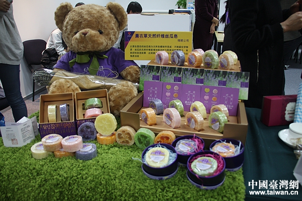 天然纖維絲瓜皂。(中國臺(tái)灣網(wǎng) 李學(xué)磊 攝) 天然纖維絲瓜皂。(中國臺(tái)灣網(wǎng) 李學(xué)磊 攝)