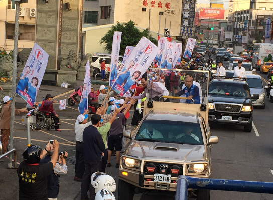 臺“大選”前支持度朱上蔡下 綠營僅領先8% 臺“大選”前支持度朱上蔡下 綠營僅領先8%