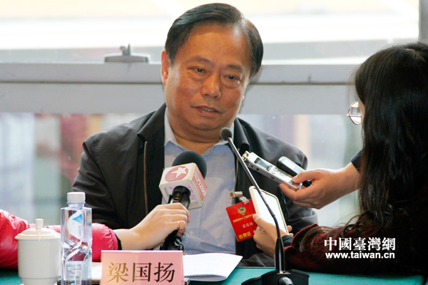 臺籍全國政協(xié)委員梁國揚(yáng)接受記者訪問