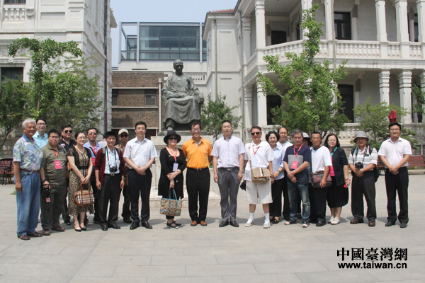 2016年“你來我往”津臺媒體交流峰會今日正式拉開序幕,圖為兩岸媒體人參訪梁啟超紀念館合影留念。 2016年“你來我往”津臺媒體交流峰會今日正式拉開序幕,圖為兩岸媒體人參訪梁啟超紀念館合影留念。