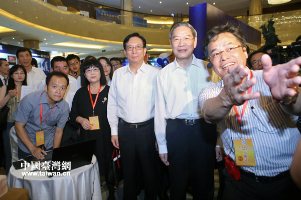 在“動漫展區”,來自臺灣的陳天賞向張志軍介紹利用紅色龍蝦殼制作的“蝦兵蝦將”。 在“動漫展區”,來自臺灣的陳天賞向張志軍介紹利用紅色龍蝦殼制作的“蝦兵蝦將”。