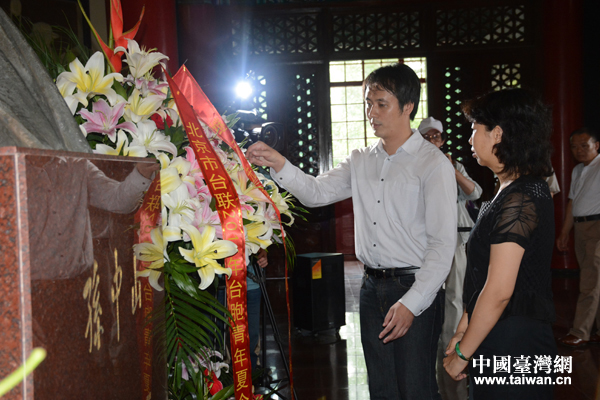 北京市臺聯(lián)向?qū)O中山坐像敬獻花藍 北京市臺聯(lián)向?qū)O中山坐像敬獻花藍