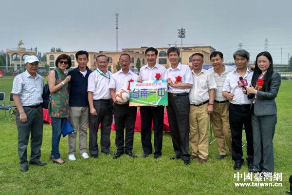 黃志賢和張?zhí)硖频葞孜活I(lǐng)導(dǎo)的合照 黃志賢和張?zhí)硖频葞孜活I(lǐng)導(dǎo)的合照