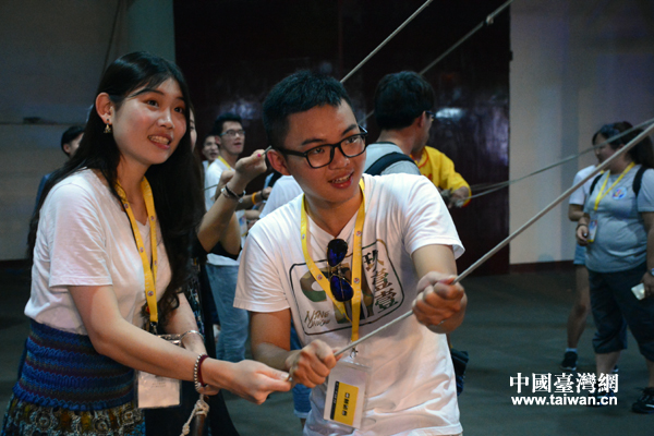 兩岸青年體驗“線獅”表演 兩岸青年體驗“線獅”表演