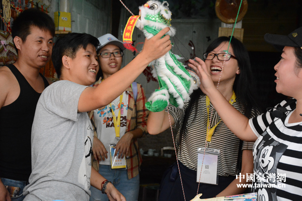 兩岸青年體驗小型“線獅” 兩岸青年體驗小型“線獅”