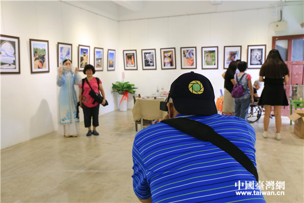 臺(tái)灣攝影家與穿著民族服飾的姑娘合影留念。(中國(guó)臺(tái)灣網(wǎng)記者 李岳 攝) 臺(tái)灣攝影家與穿著民族服飾的姑娘合影留念。(中國(guó)臺(tái)灣網(wǎng)記者 李岳 攝)
