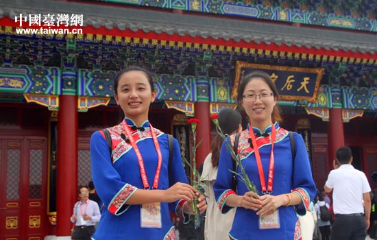 兩岸嘉賓在媽祖文化園內(nèi)合影。 兩岸嘉賓在媽祖文化園內(nèi)合影。