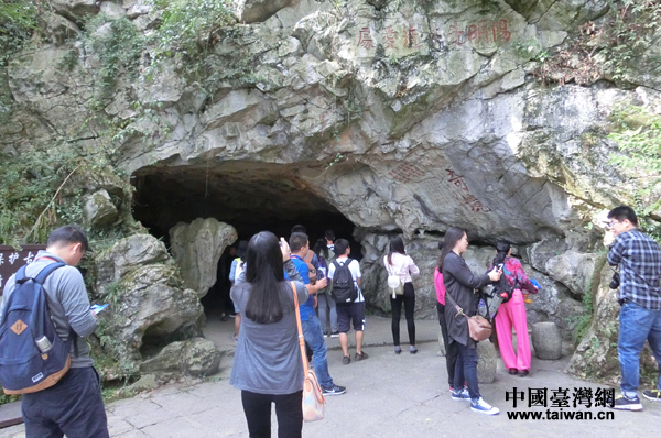 訪王學勝地感龍場悟道 網媒記者在修文體會“知行合一”精神 訪王學勝地感龍場悟道 網媒記者在修文體會“知行合一”精神