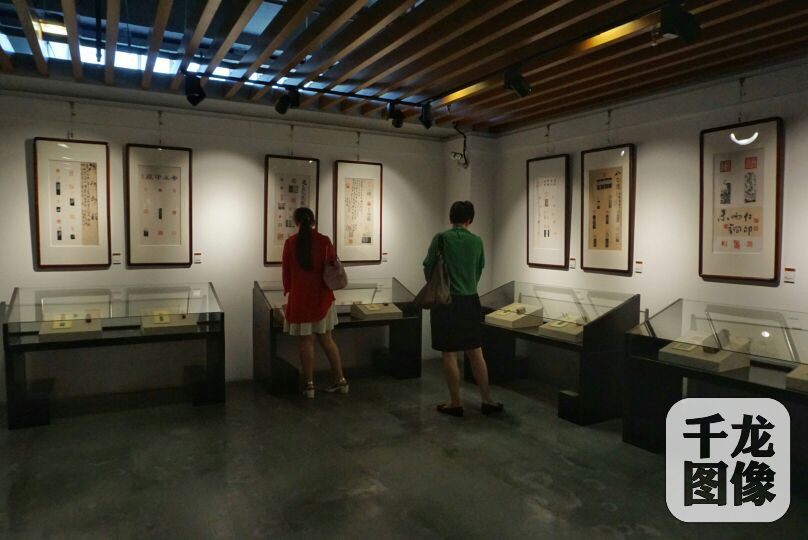 與會嘉賓參觀兩岸名家書法篆刻展。千龍網記者張靜攝-1 與會嘉賓參觀兩岸名家書法篆刻展。千龍網記者張靜攝-1
