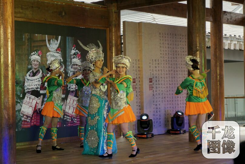 兩岸漢字藝術節暖場歌舞,頗具貴州民族特色。千龍網記者張靜攝。-1 兩岸漢字藝術節暖場歌舞,頗具貴州民族特色。千龍網記者張靜攝。-1