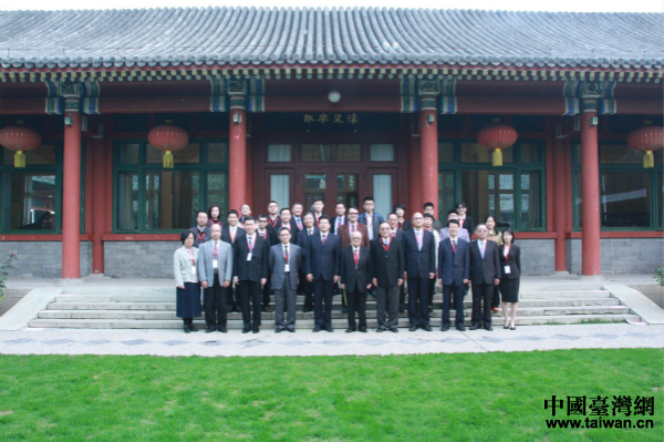 與會的兩岸嘉賓在宋慶齡故居大客廳外合影留念 與會的兩岸嘉賓在宋慶齡故居大客廳外合影留念