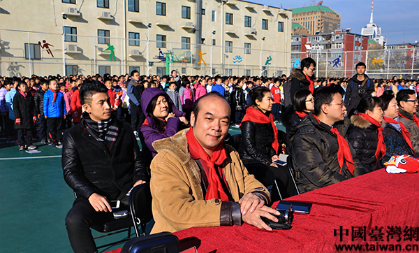 兩岸同胞攜手辦公益 環(huán)保漫畫書走進奮斗小學 兩岸同胞攜手辦公益 環(huán)保漫畫書走進奮斗小學