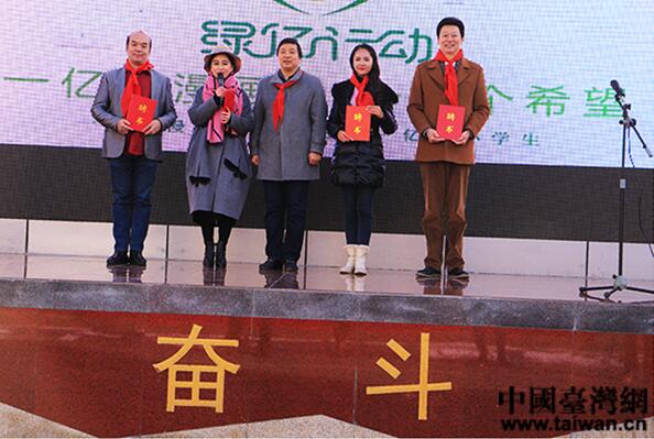 兩岸同胞攜手辦公益 環(huán)保漫畫書走進奮斗小學 兩岸同胞攜手辦公益 環(huán)保漫畫書走進奮斗小學