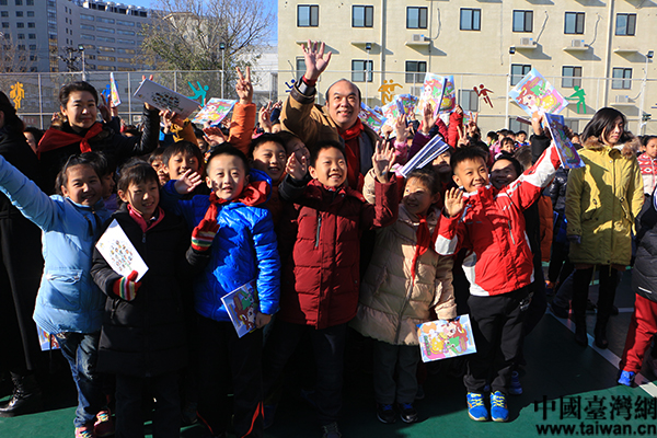 兩岸同胞攜手辦公益 環(huán)保漫畫書走進奮斗小學 兩岸同胞攜手辦公益 環(huán)保漫畫書走進奮斗小學