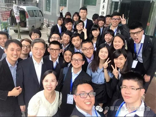 張志軍與臺灣青年自拍合影。來源:中國臺灣網