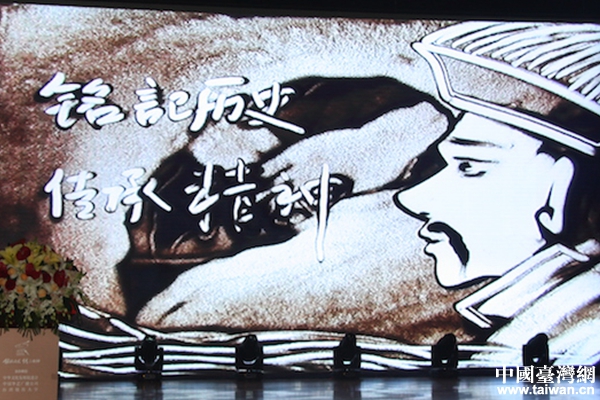 藝術家曾智在現場帶來的沙畫表演。(中國臺灣網 齊昕 攝) 藝術家曾智在現場帶來的沙畫表演。(中國臺灣網 齊昕 攝)