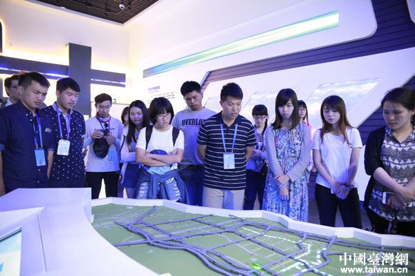 兩岸青年參觀蘭州新區規劃展示館 兩岸青年參觀蘭州新區規劃展示館