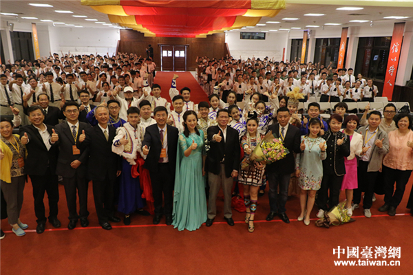 中央民族大學、北京戲曲藝術職業學院、忠信學校的師生共同合影。 中央民族大學、北京戲曲藝術職業學院、忠信學校的師生共同合影。