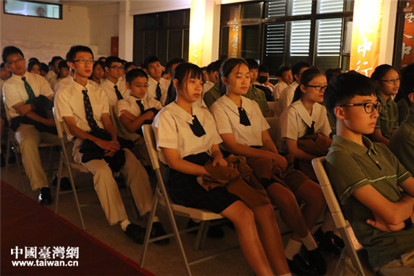 忠信學校學生觀看表演。 忠信學校學生觀看表演。