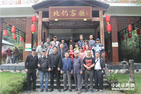 兩岸網(wǎng)絡(luò)媒體人在北仍村合影留念。(中國臺灣網(wǎng) 吳曉寒 攝) 兩岸網(wǎng)絡(luò)媒體人在北仍村合影留念。(中國臺灣網(wǎng) 吳曉寒 攝)