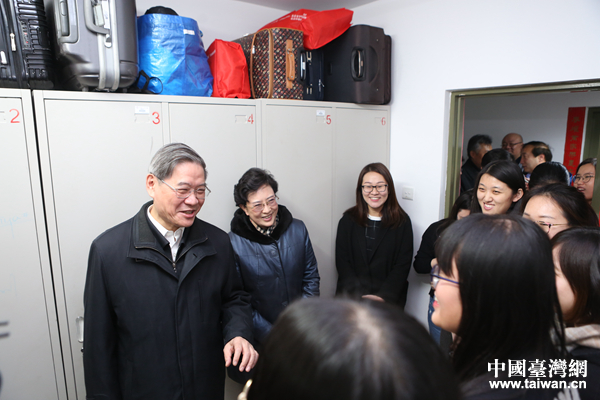 國臺(tái)辦主任張志軍走訪人民大學(xué)臺(tái)灣師生 國臺(tái)辦主任張志軍走訪人民大學(xué)臺(tái)灣師生