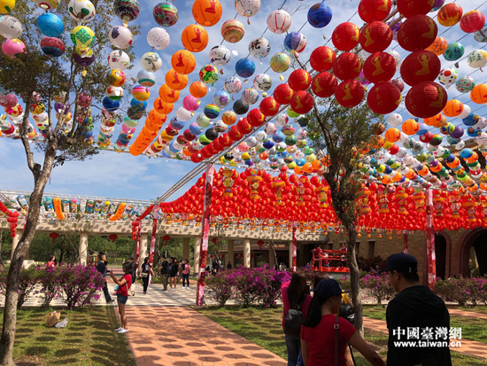 兩岸民眾在張燈結彩的臺灣佛光山游覽 兩岸民眾在張燈結彩的臺灣佛光山游覽