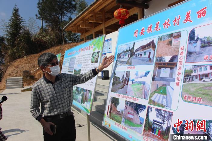 圖為馬彥彬介紹尾林村、西安村、嵐口村美麗鄉(xiāng)村建設(shè)情況。 受訪者供圖 攝