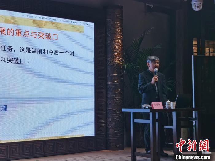 圖為馬彥彬與在榕臺(tái)籍教師、醫(yī)師分享參與鄉(xiāng)村振興經(jīng)驗(yàn)。 閆旭 攝