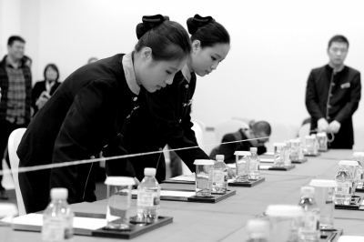 APEC��������̽�أ�Ů���ՆT�^픕�����վ��(�D)