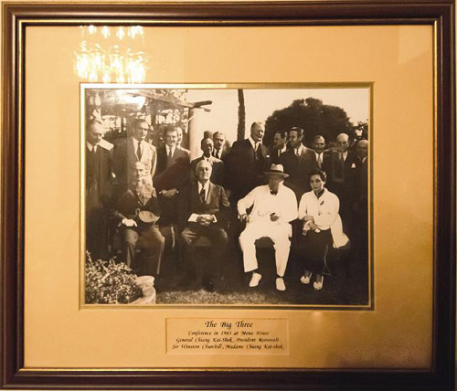 開羅米納飯店內展示的開羅會議期間“三巨頭”和宋美齡與隨同人員的合影(攝影 王蕾) 開羅米納飯店內展示的開羅會議期間“三巨頭”和宋美齡與隨同人員的合影(攝影 王蕾)